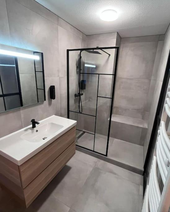 Avec Jaccuzzi 15 Min Du Centre De Lyon Apartment *